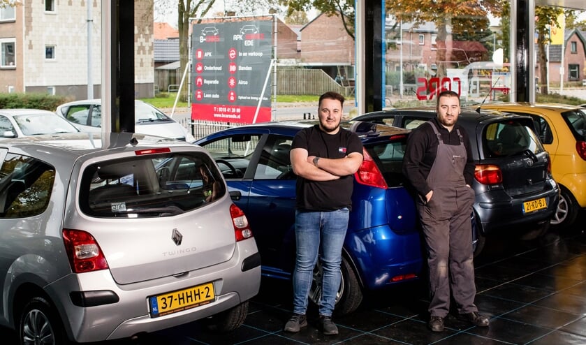 Beyti (r) en Ebu Bekar in de showroom van Bcars.