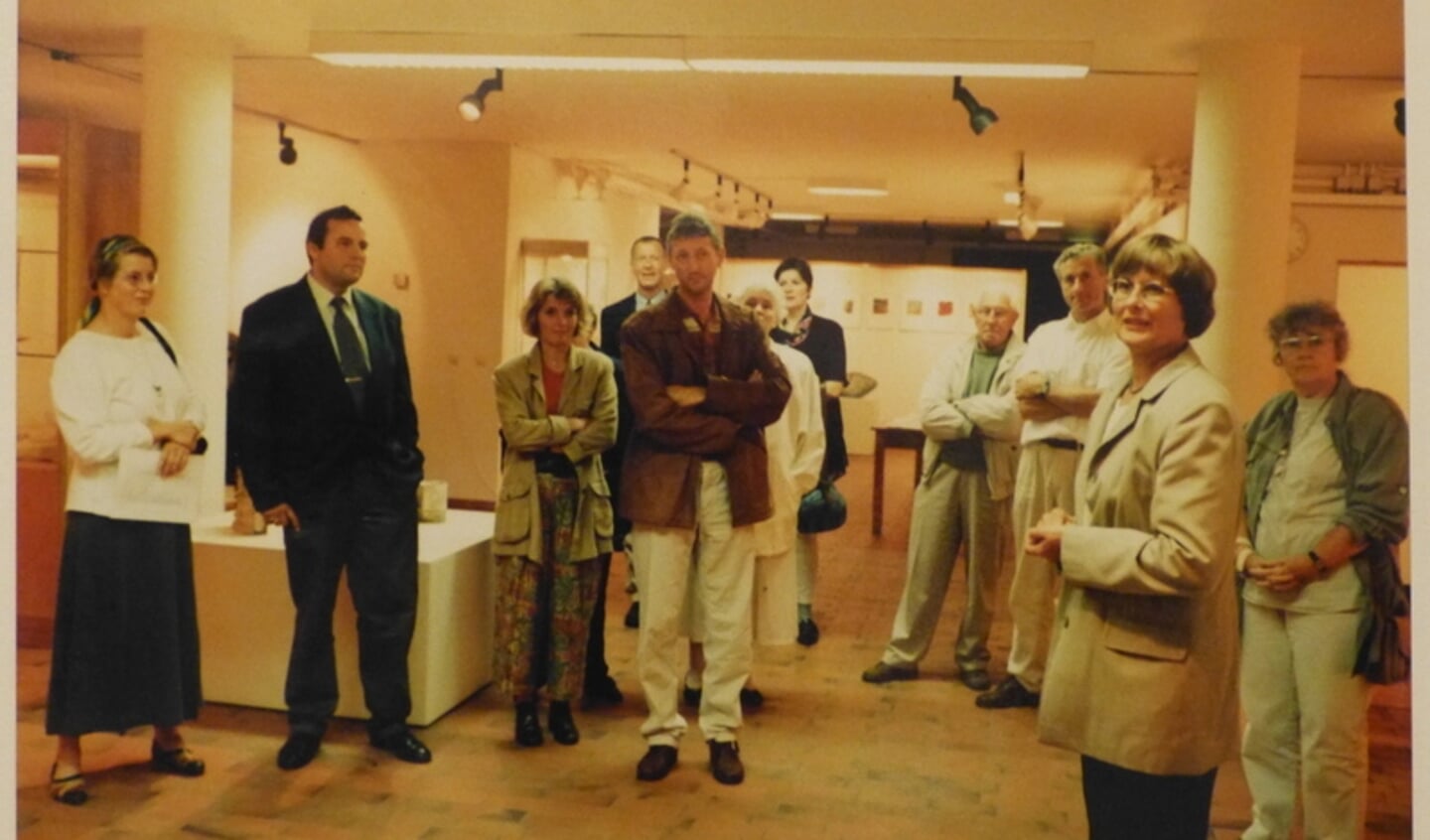 Atty Heiting tijdens de opening van een expositin de jaren negentig.