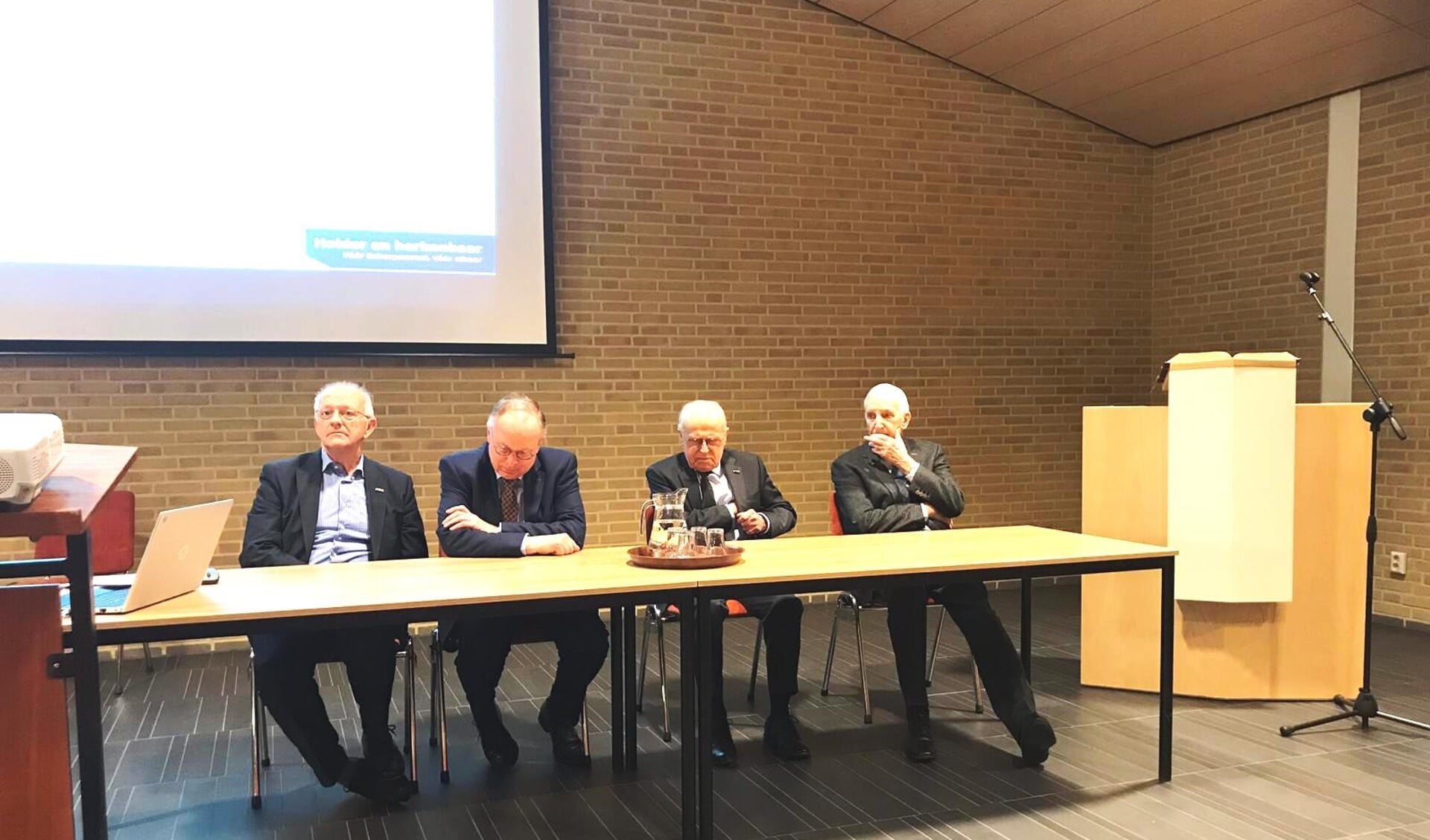 4 oud fractie-leden: J. Mulder, B.J. van Vreeswijk, J.H.E. Sterk, N.J. van Egdom