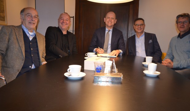 V.l.n.r.: Rob van de Weerd, Bart van Asperdt, notaris Mark Sprenkels, Ed Speijer en schooldirecteur Jan Heijman