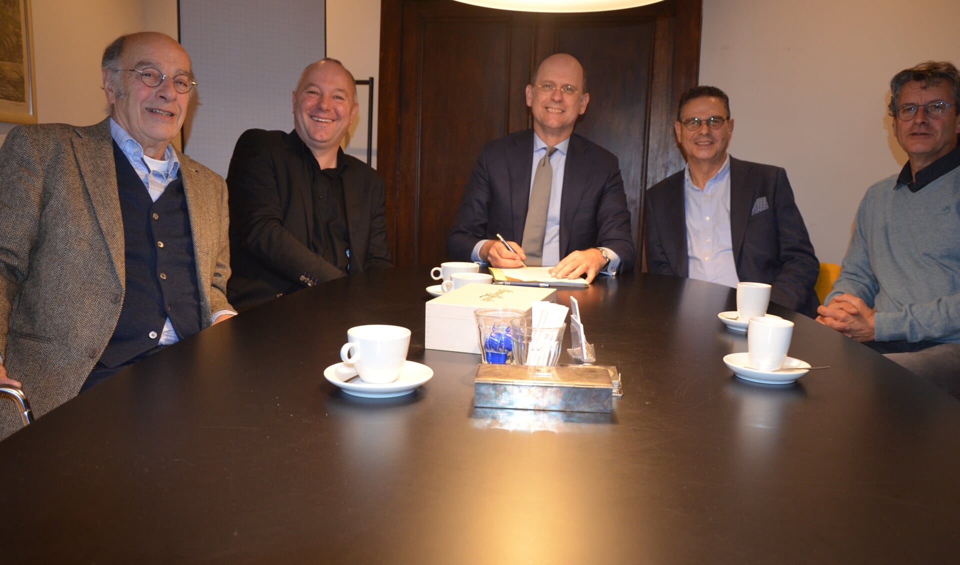 V.l.n.r.: Rob van de Weerd, Bart van Asperdt, notaris Mark Sprenkels, Ed Speijer en schooldirecteur Jan Heijman