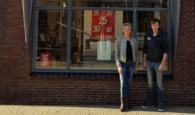 Jacoline van Luttikhuizen en haar neef Gijsbert voor het pand van Nieuwe Dromen.