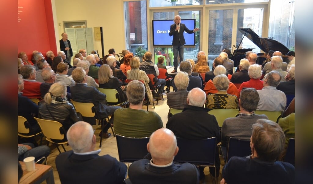Schrijver Jaap Pilon geeft een inleiding. (Alle foto's: Pieter Vane)