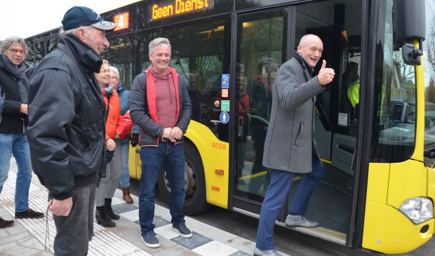 Wethouder Hans Marchal neemt de nieuwe bushalte in gebruik