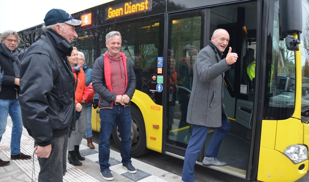 Wethouder Hans Marchal neemt de nieuwe bushalte in gebruik