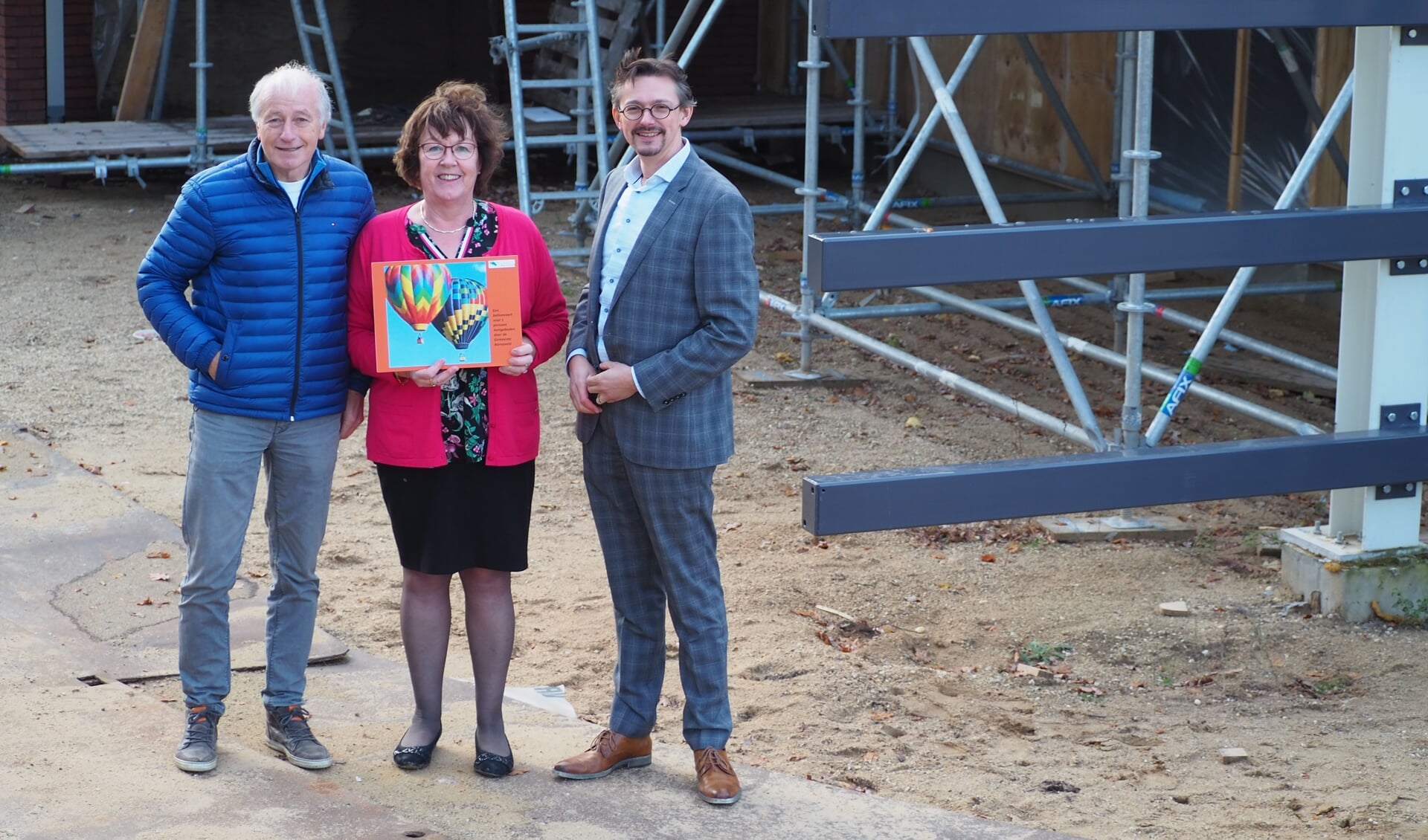 Midden op de bouwplaats, vlnr: Ton van Krevel, Leida Kevelam en André van de Burgwal. 