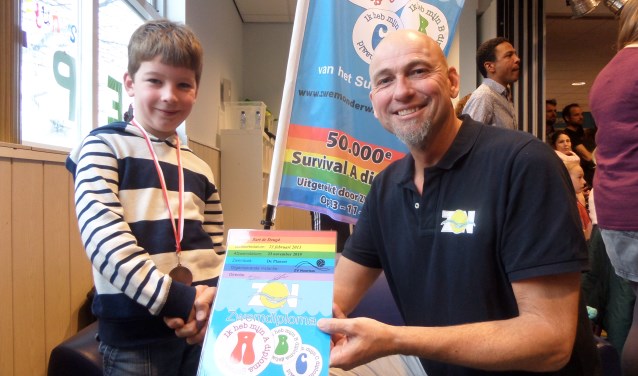 Bart de Deugd ontvangt de 50.000ste A-Zwemdiploma van Ruud Heijt directeur van Zwemonderwijs Nederland.