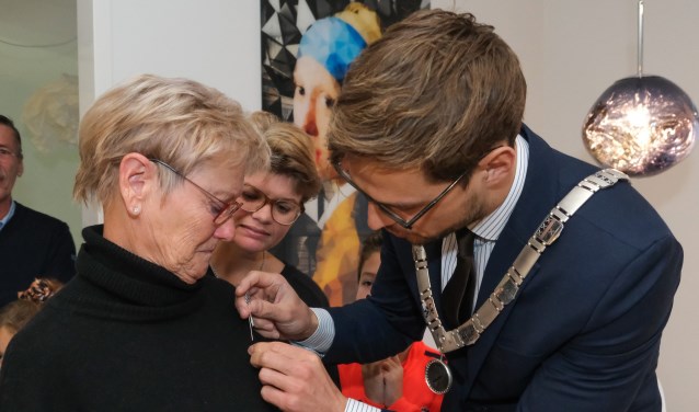 Erespeld uitgereikt aan Ria van de Hoef-van der Kuur