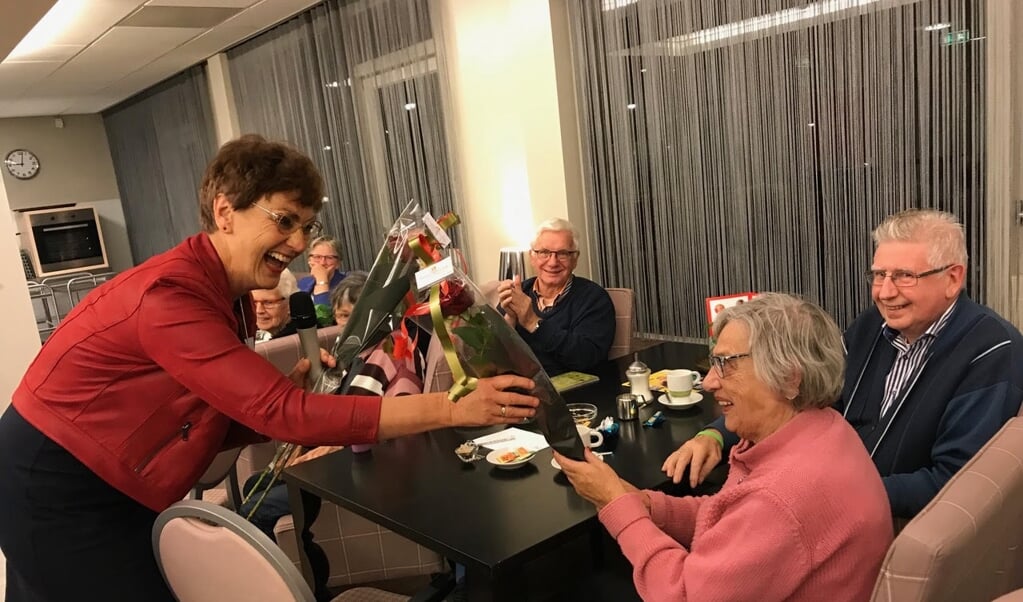 Elke bijeenkomst krijgen drie bezoekers van Alzheimer Salon Barneveld een roos als extra steuntje in de rug