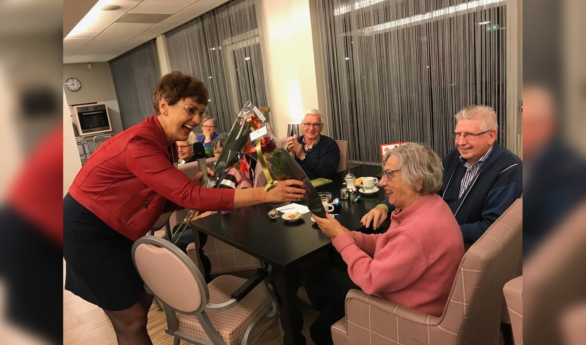 Elke bijeenkomst krijgen drie bezoekers van Alzheimer Salon Barneveld een roos als extra steuntje in de rug