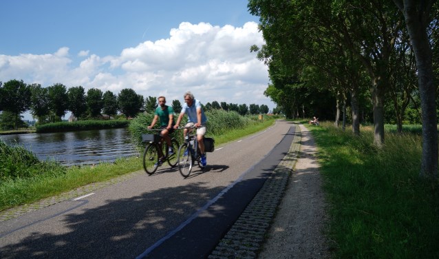 Het is heerlijk om te fietsen langs de Amstel.