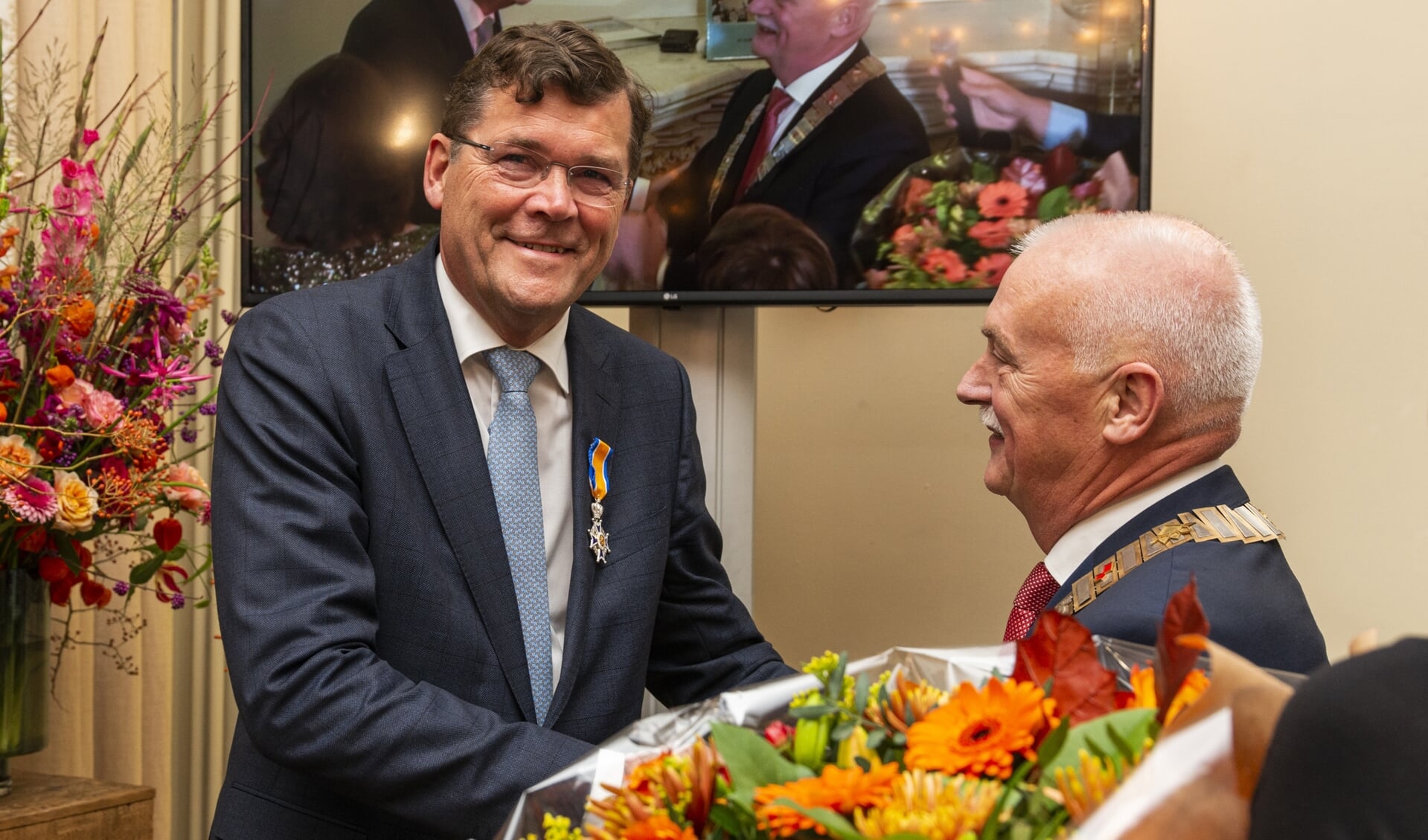 'Ridder' Ubbo Hempenius ontvangt de felicitaties van burgemeester Asje van Dijk.