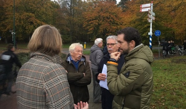 Karin Oyevaar (gemeenteraad), Stef Le Large de Vilvent (omwonende) en Teun Monster (werkgroep) in gesprek met gedeputeerde Arne Schaddelee (rechts).
