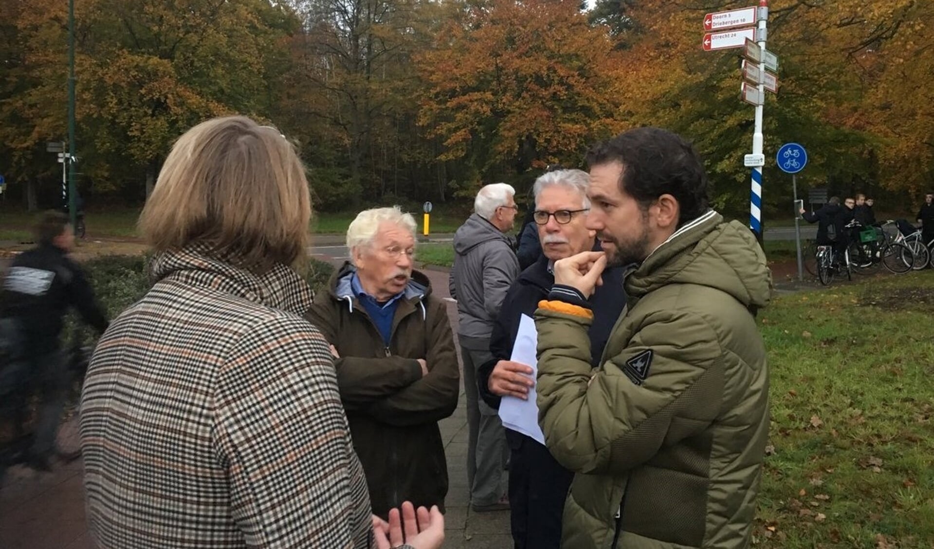 Karin Oyevaar (gemeenteraad), Stef Le Large de Vilvent (omwonende) en Teun Monster (werkgroep) in gesprek met gedeputeerde Arne Schaddelee (rechts).
