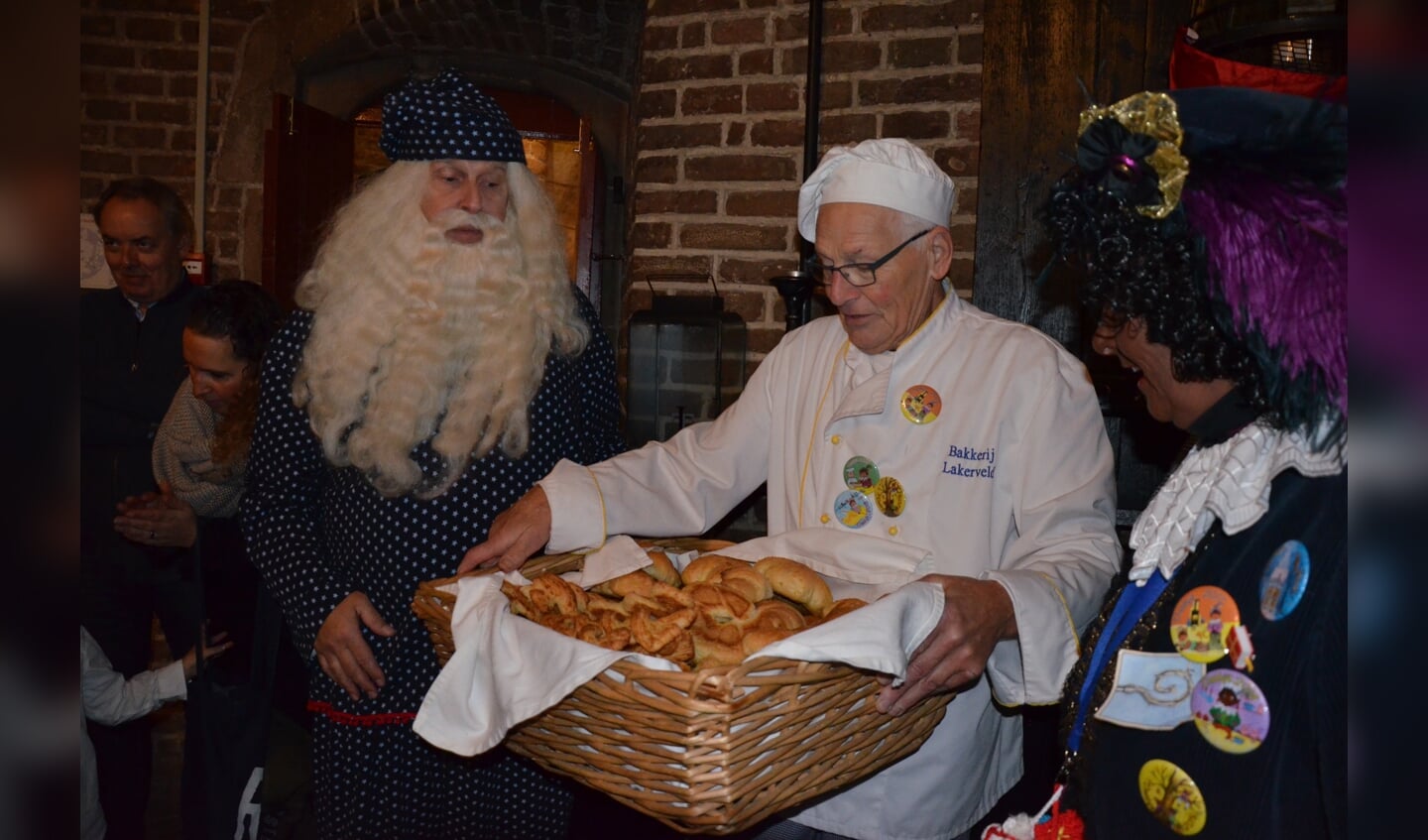 Sinterklaas verheugt zich op de broodjes van bakkertje Lakerveld