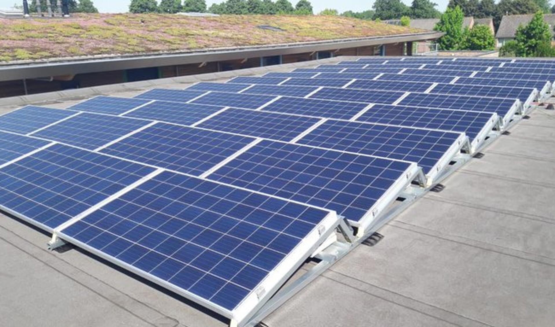 Met zonnepanelen op de Rijnzaal geeft Sporthuis Bunnik aan verduurzaming belangrijk te vinden.