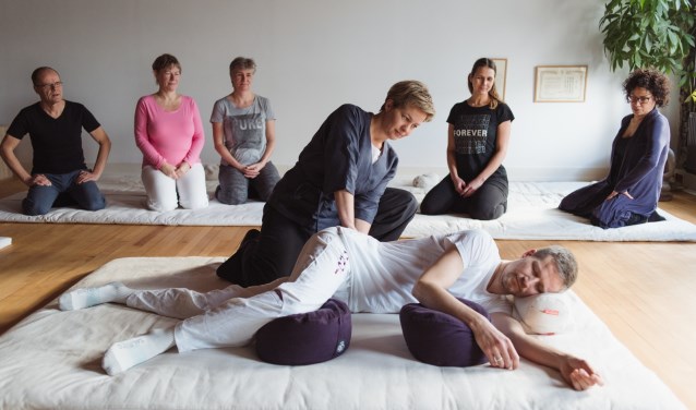 Bij shiatsu wordt op bepaalde plaatsen op het lichaam druk uitgeoefend.