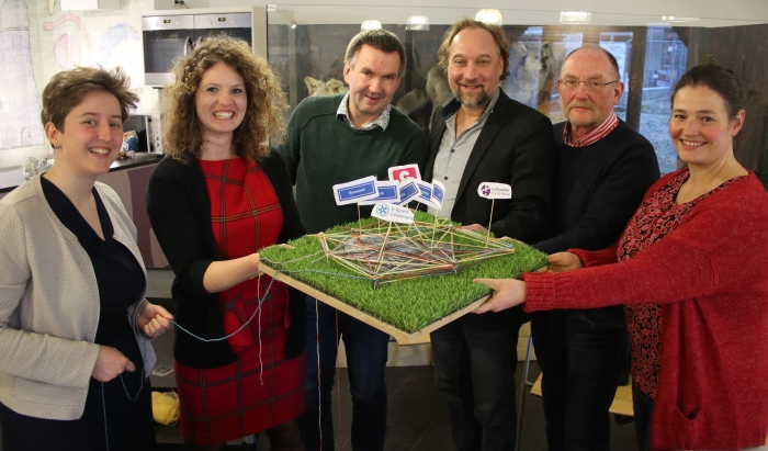 De partners van het nieuwe lesprogramma 'Sporen zoeken in het landschap', tweede van rechts is Theo Slijkerman, Museum Nijkerk.