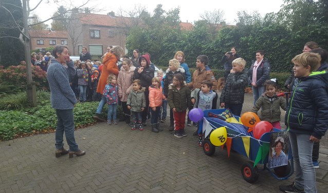 Juf Angely werd thuis opgehaald om haar jubileum te vieren.