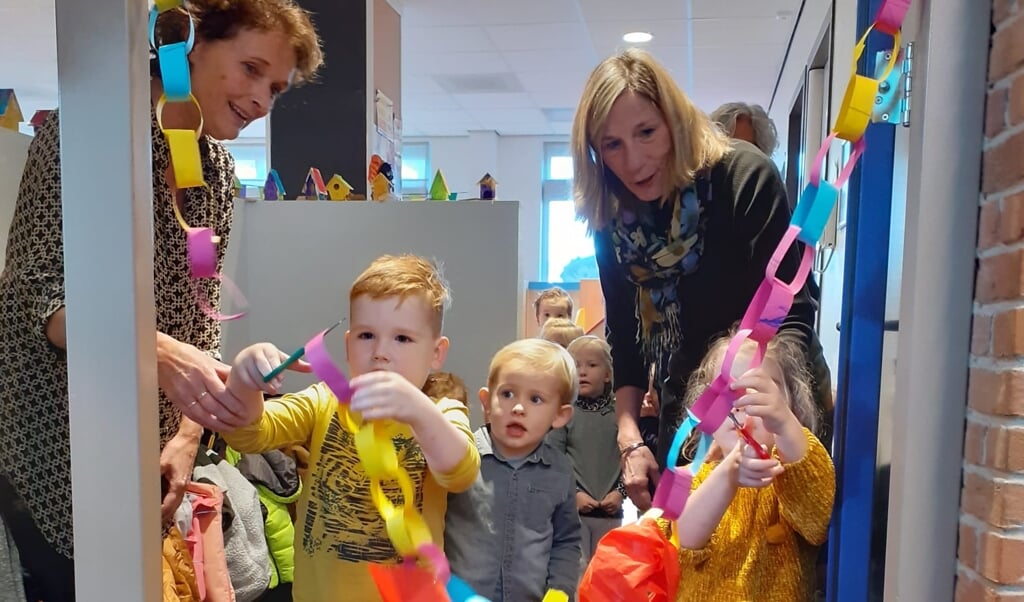 Kinderen van Peuterspeelgroep Humpy knippen zelf het lint door!