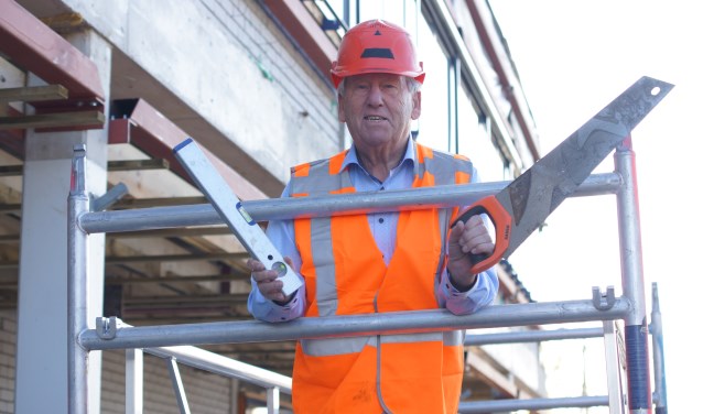 Gerard van den Tweel zet de laatste puntjes op de i voor de heropening van de Albert Heijn.