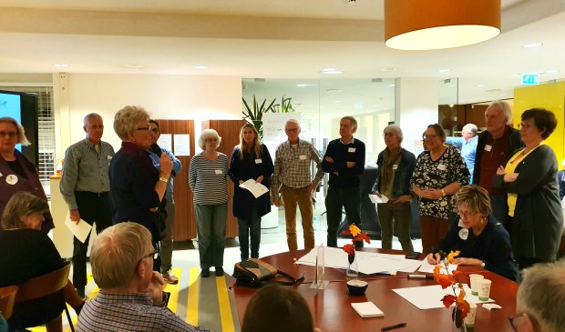 Verschillende inwoners van Houten Noord-West delen hun initiatieven met de aanwezigen.