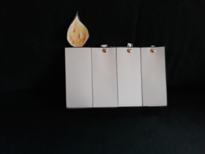 eerste kaarsje ivm eerste zondag van de advent. (er zijn 4 zondagen. voor iedere zondag kan er een vlammetje omhoog. Gemaakt bij de Kinderkerk