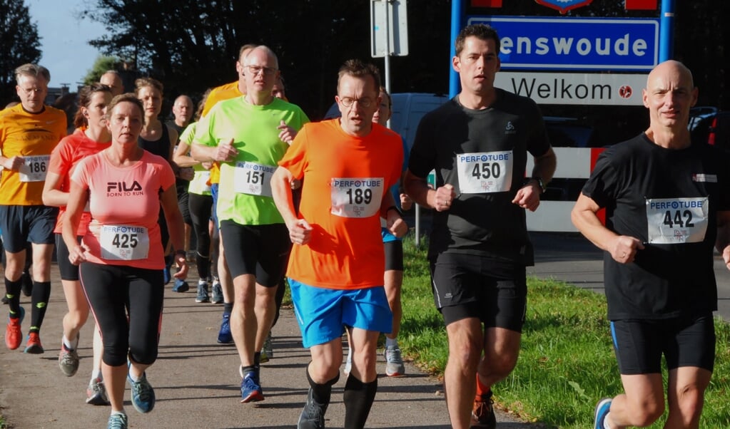 Deelnemers op de 10½ km in actie tijdens de Dorps Run.