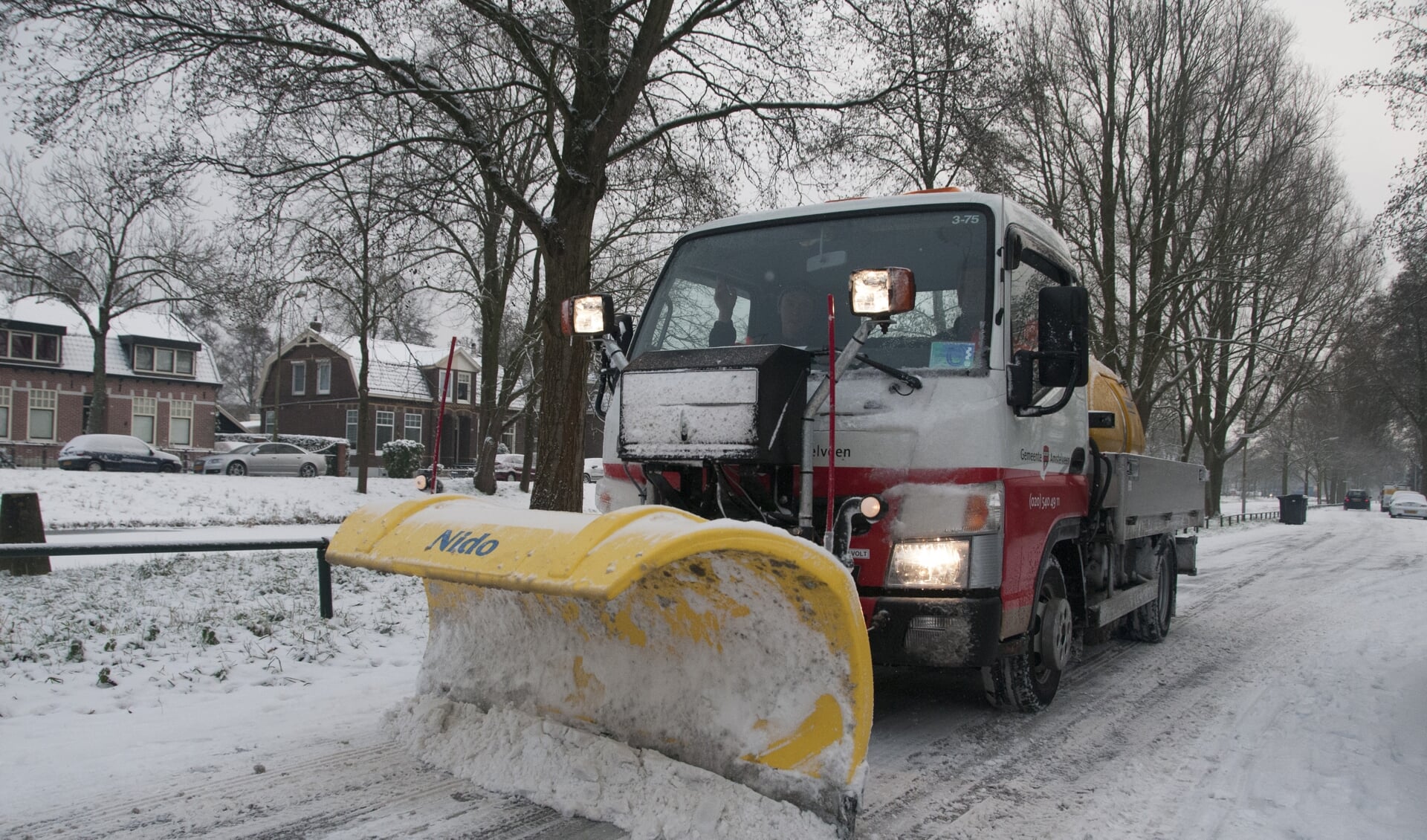 Strooiwagen in actie tijdens een vorige winterperiode.