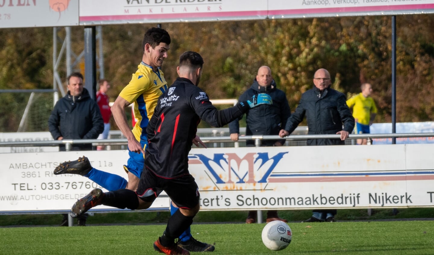 Yordi Grovenstein omspeelt de keeper van Flevo Boys, die ongelukkig uitkomt op een voorzet.