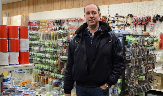 Jan de Groot in de nieuwe doe-het-zelf winkel.