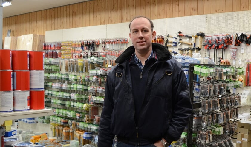 Jan de Groot in de nieuwe doe-het-zelf winkel.