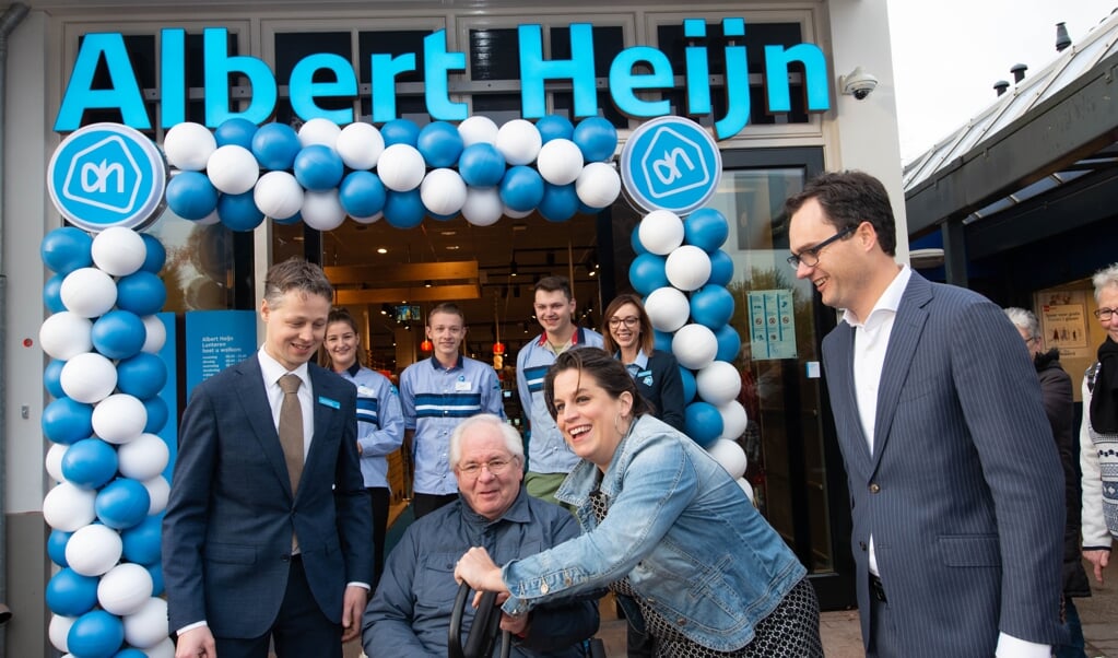 Oud-wethouder Wilke Dekker en wethouder Willemien Vreugdenhil openen de nieuwe supermarkt.