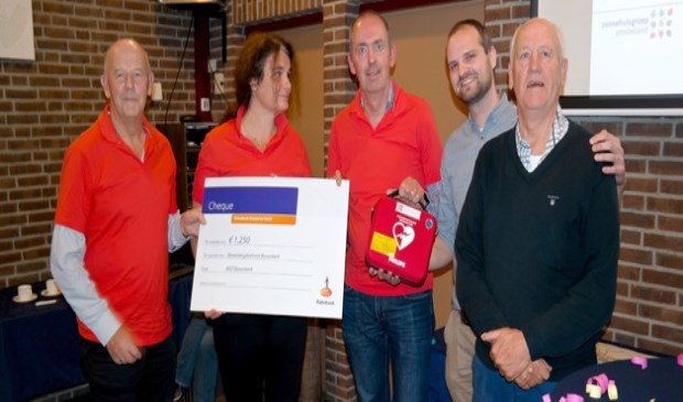 Enkele leden van de projectgroep nemen de AED én een cheque van 1.250 euro in ontvangst van Rabobank Amstel en Vecht. Van links naar recht: Gerard Miltenburg, Lisanne de Boer, Edwin Barentsen, Arie van Noord en Jorick Houtkamp.