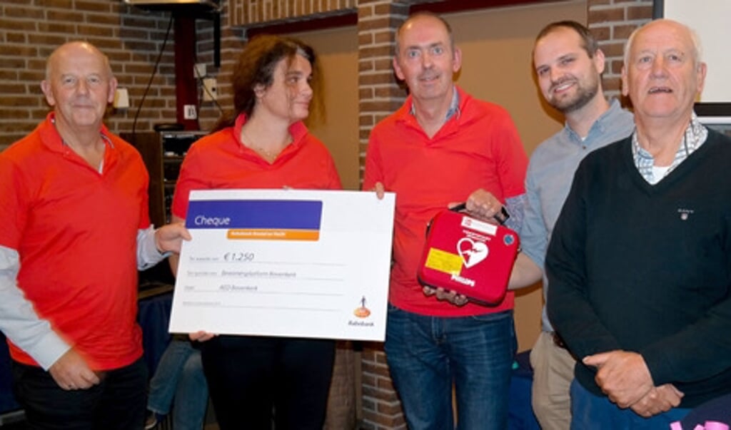 Enkele leden van de projectgroep nemen de AED én een cheque van 1.250 euro in ontvangst van Rabobank Amstel en Vecht. Van links naar recht: Gerard Miltenburg, Lisanne de Boer, Edwin Barentsen, Arie van Noord en Jorick Houtkamp.