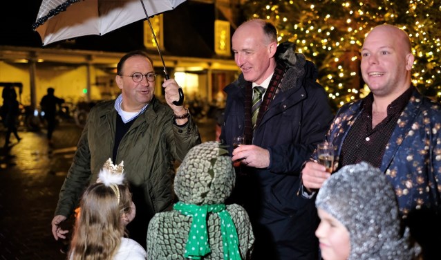 Namens de markt tekende Henk Vreekamp, namens de Hof Maicel van den Heuvel en namens de gemeente wethouder Stegeman.