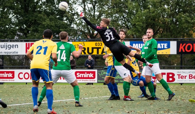 De keeper van Eemdijk, Wouter Beukers, komt goed uit bij een corner van NSC Nijkerk.