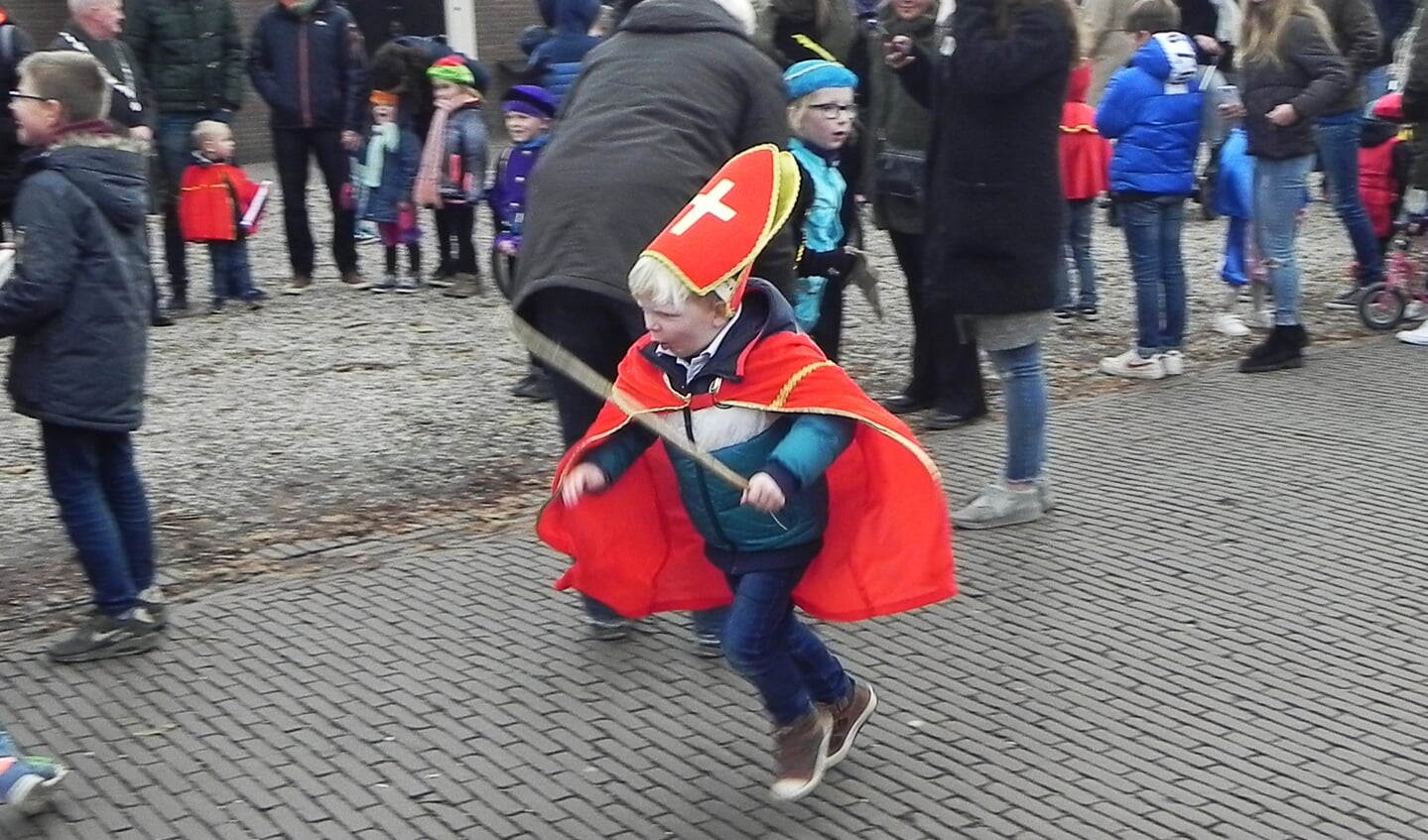 Deze kleine Sinterklaas kwam aanrennen om de grote Sinterklaas te ontmoeten.