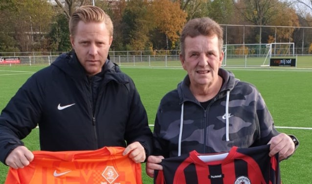 Ron Wien overhandigde KNVB-vertegenwoordiger Yvo Cobussen een traditioneel Edesche Boys-shirt.