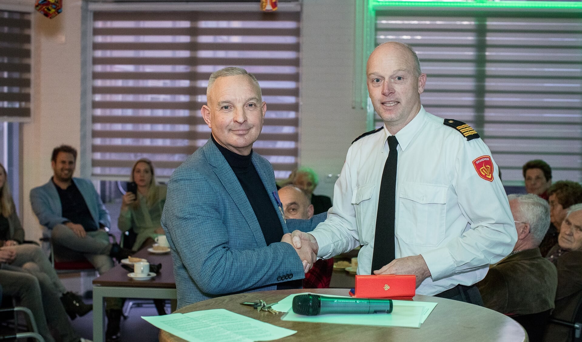 Brandweerman Steven van de Craats nam vorige week officieel afscheid in de kantine van de brandweerkazerne, waar hij een medaille ontving als dank voor veertig jaar inzet.