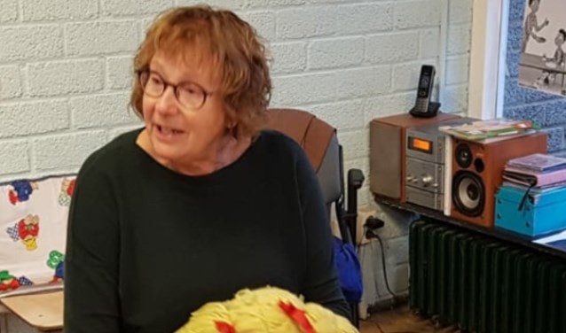Juf Emmy geeft les aan haar kleuters