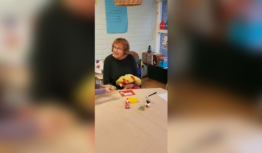 Juf Emmy geeft les aan haar kleuters