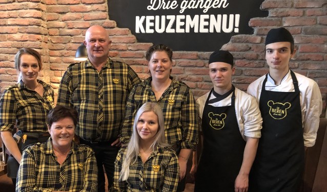 v.l.n.r. vooraan: Willeke Bruins, Kelsey Hardeveld. Achter: Jennifer van Maurik, John Bruins, Yvonne Röhrich, Giovanni Mulder, Bob Meier
