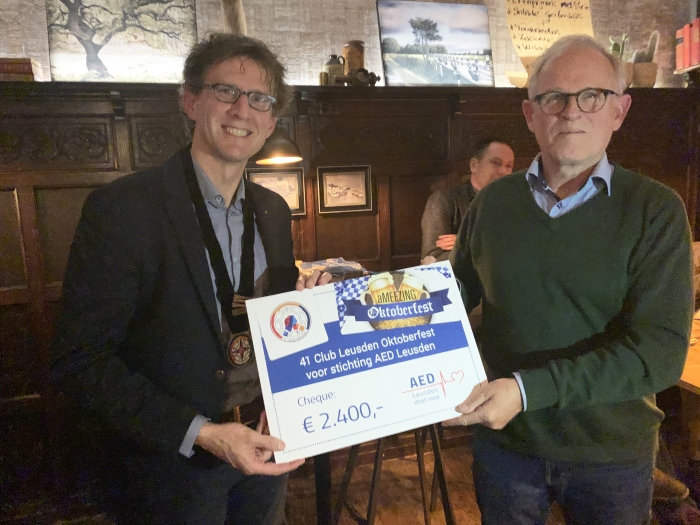 Cheque voor AED Leusden