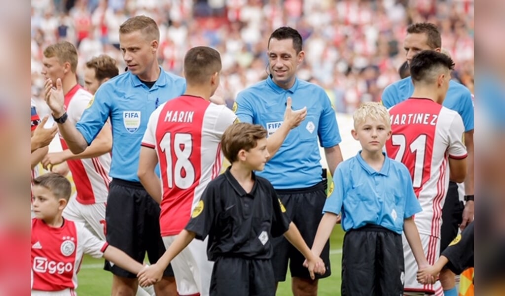 Joost van Zuilen (links) tijdens het duel Ajax-PSV om de Johan Cruijffschaal, begin dit seizoen.