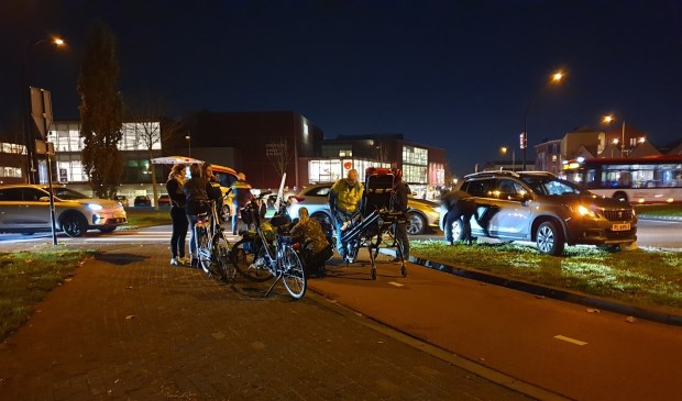 De situatie op de rotonde na het ongeluk.