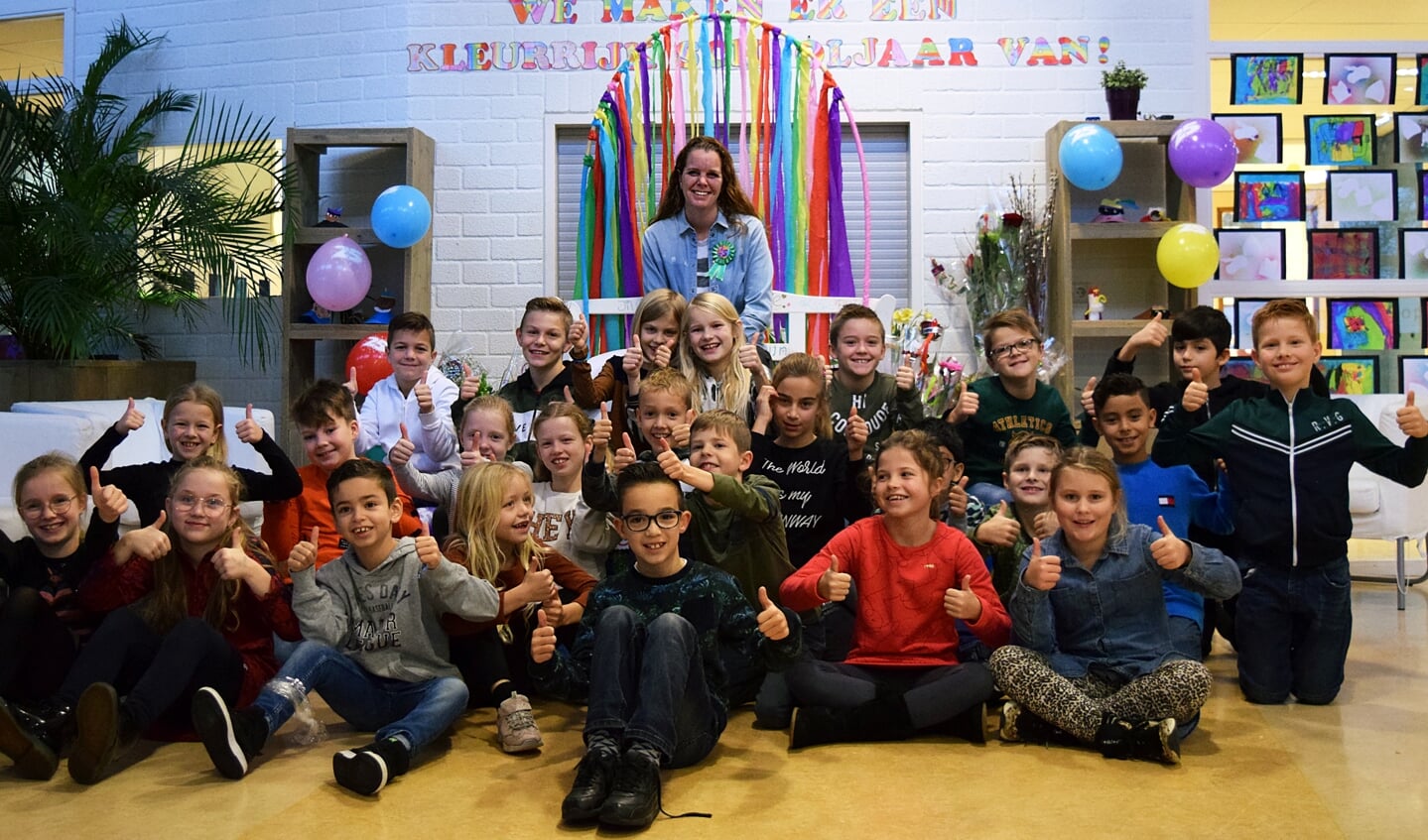 Juf Jacinta met haar groep 5