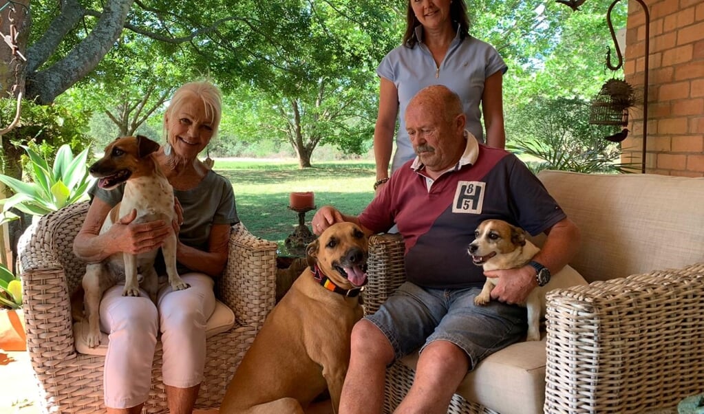 Maud Aarts in Zuid-Afrika met ouders Marga en Aart en de honden Jeroen, Gin en Fudge.
