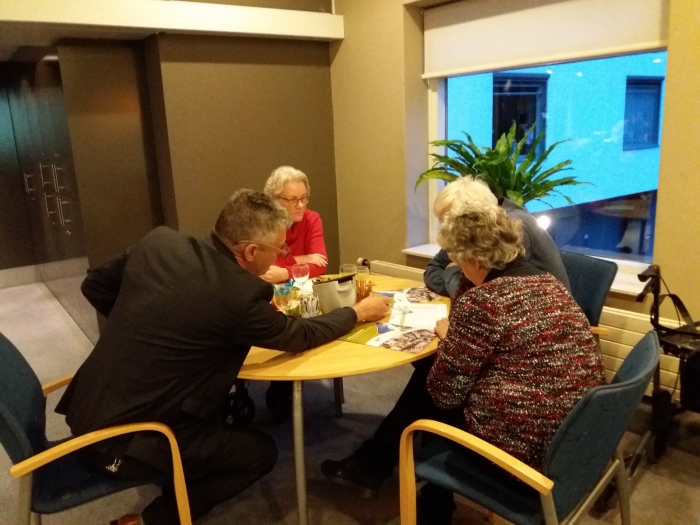 Bezoeker van het Open Huis bij Hof van Sliedrecht in gesprek met bestuurder Geert Tieman