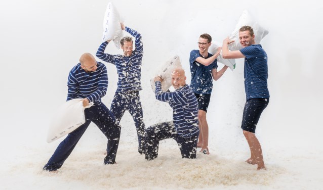 De slaapexperts van Passie voor Slapen in een kussengevecht.